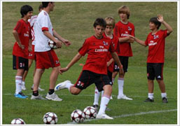 Entrenamiento para jovenes en el campamento de verano de AC Milan