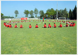 Entrenamiento de fútbol y prestigiosos entrenadores de AC Milan