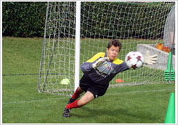 Entrenamiento para los porteros en el campamento de fútbol del AC Milan