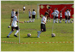 Entrenamiento para chicos en el campamento de fútbol de AC Milan