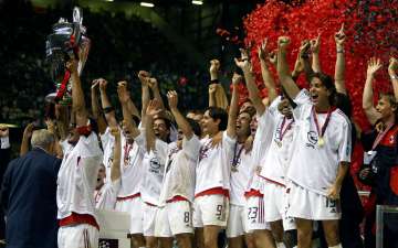 The AC Milan team raises the cup after winning the Champions League final