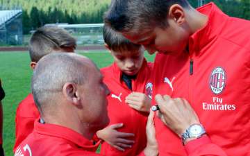 Vierchowod signs the shirts for the children of the AC Milan Academy Camp