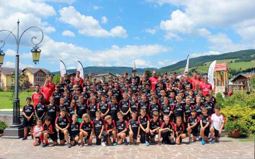 Die Jugend des AC Mailand Academy Camps in Gallio auf dem Asiago-Plateau