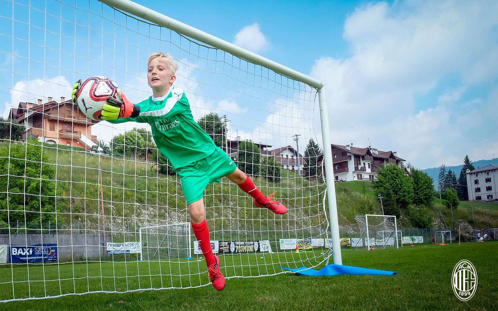 Torhüterrettung während der Trainingseinheit im Fußball-Sommercamp des AC Mailand