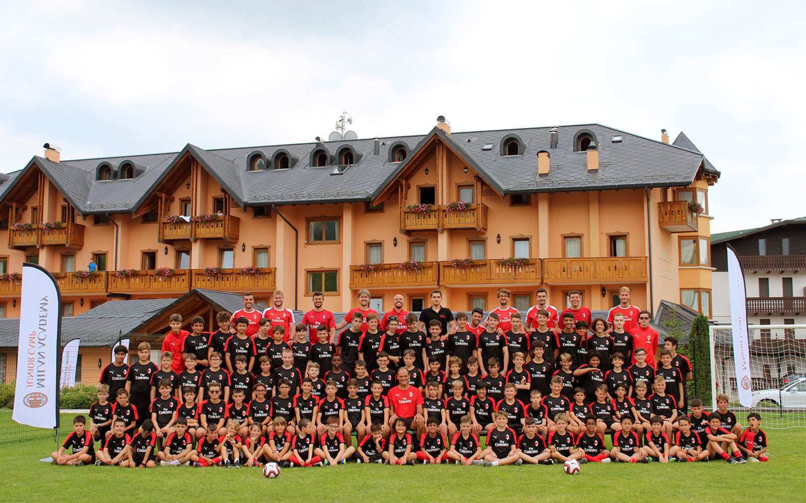 Grupo de jóvenes del AC Milan Academy Camp en el Hotel Gaarten de Gallio en la meseta de Asiago