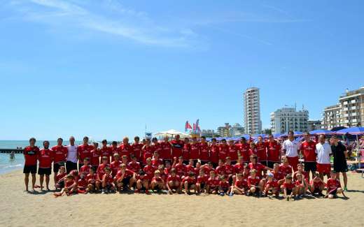Los jóvenes del AC Milan Academy Camp en la playa del Lido Jesolo (Venecia)