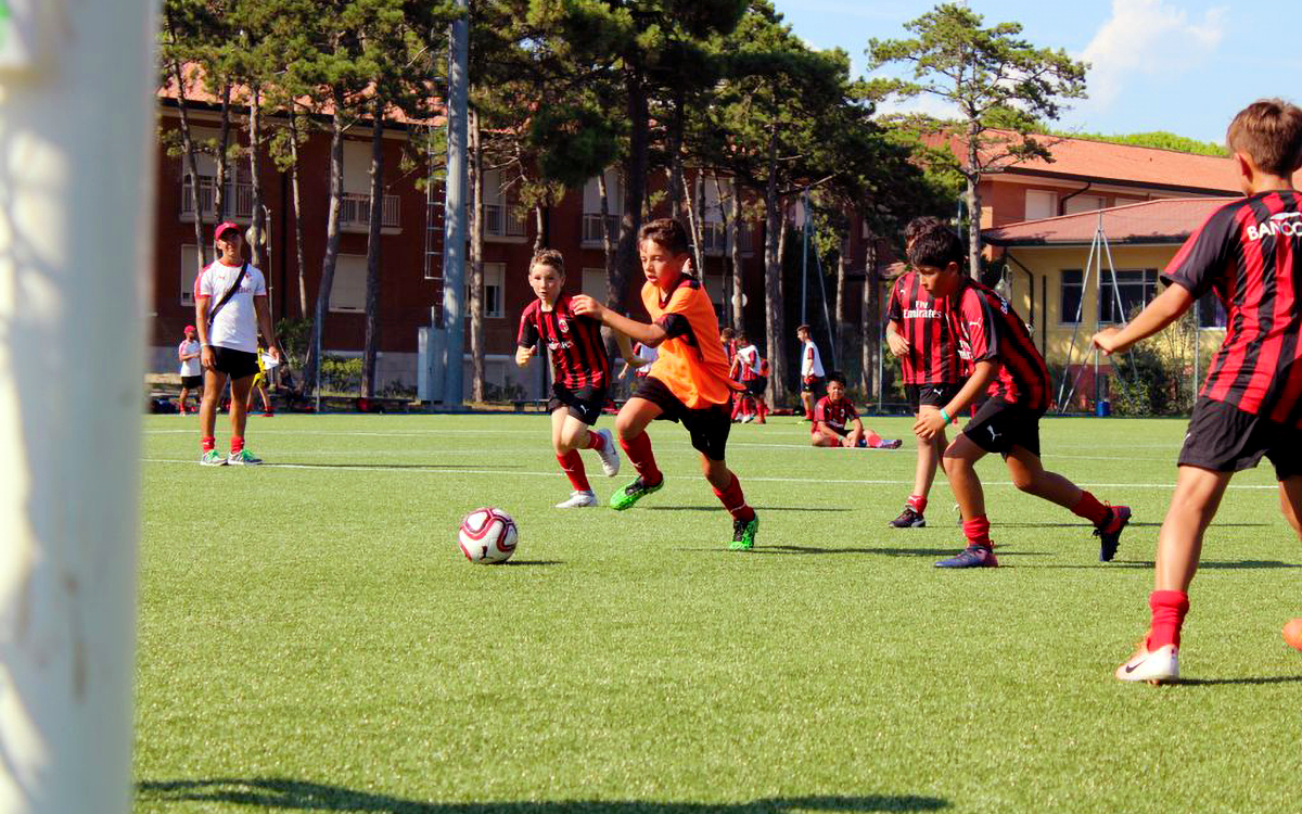 Cinco crianças participaram de uma ação de futebol durante um treinamento no AC Milan Academy Camp