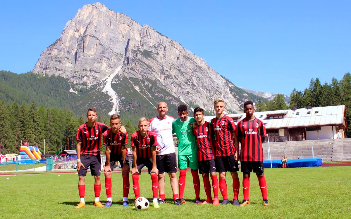 Jovens jogadores do AC Milan Academy Camp no campo de jogo do centro esportivo Cortina d'Ampezzo nas Dolomitas