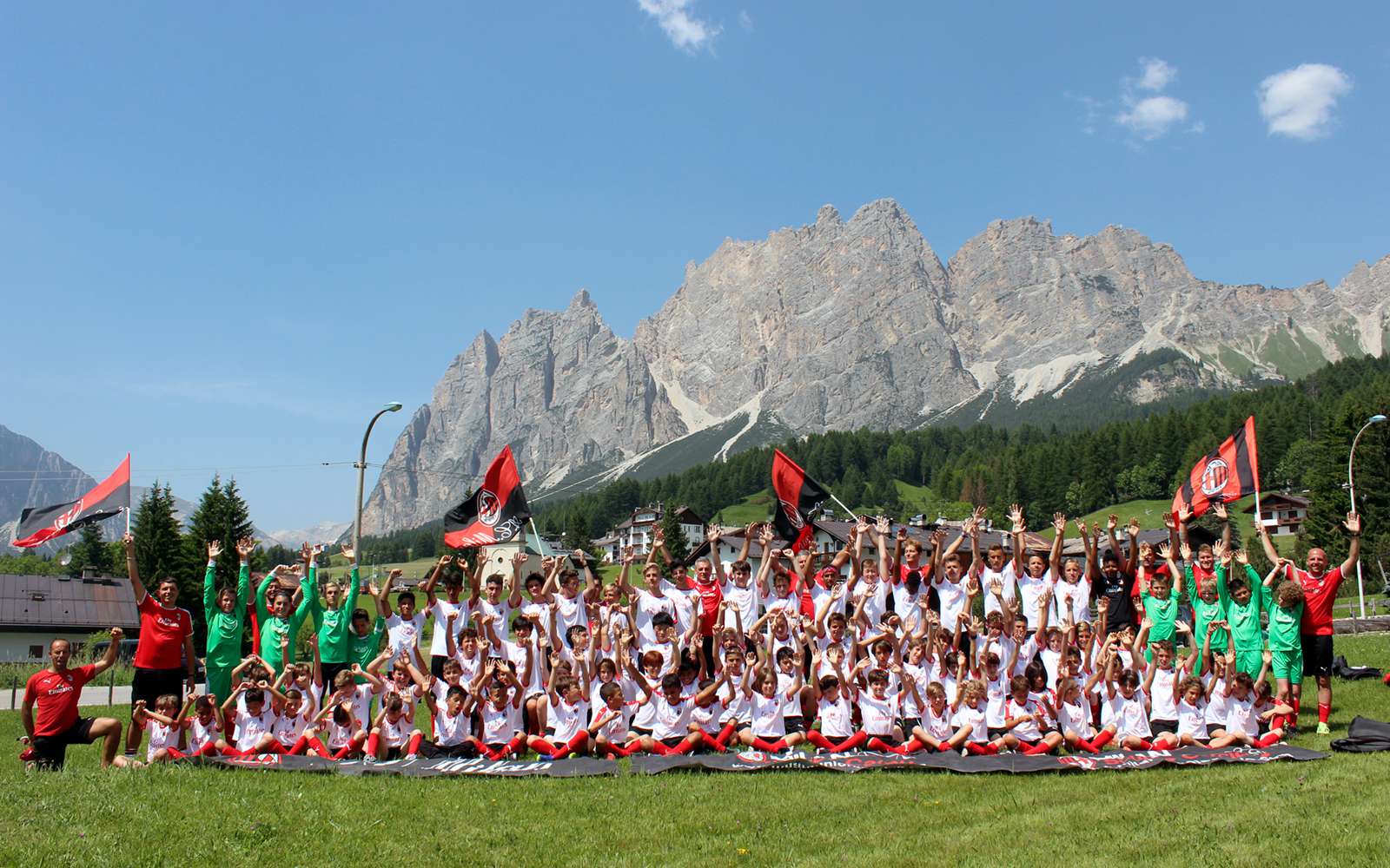 डोलोमाइट्स में Cortina d'Ampezzo में AC मिलान अकादमी शिविर के युवा